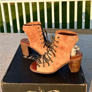 Free people by Jeffrey Campbell boots / sandals size 8